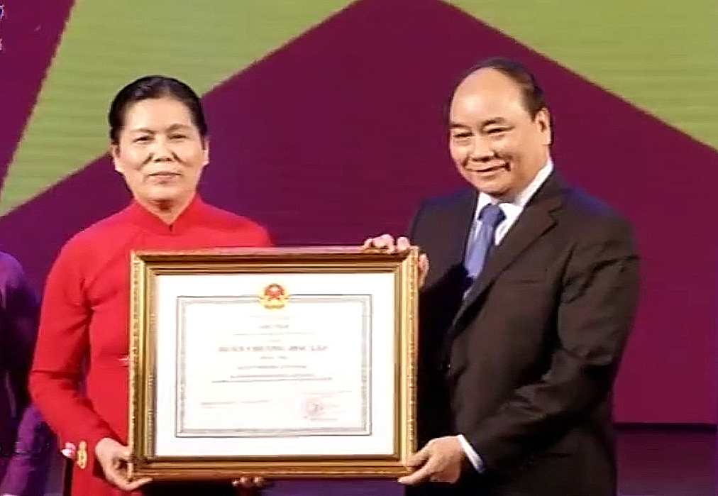 ພິທີສະເຫຼີມສະຫຼອງ85ປີແຫ່ງວັນສ້າງຕັ້ງສະຫະພັນແມ່ຍິງຫວຽດນາມ